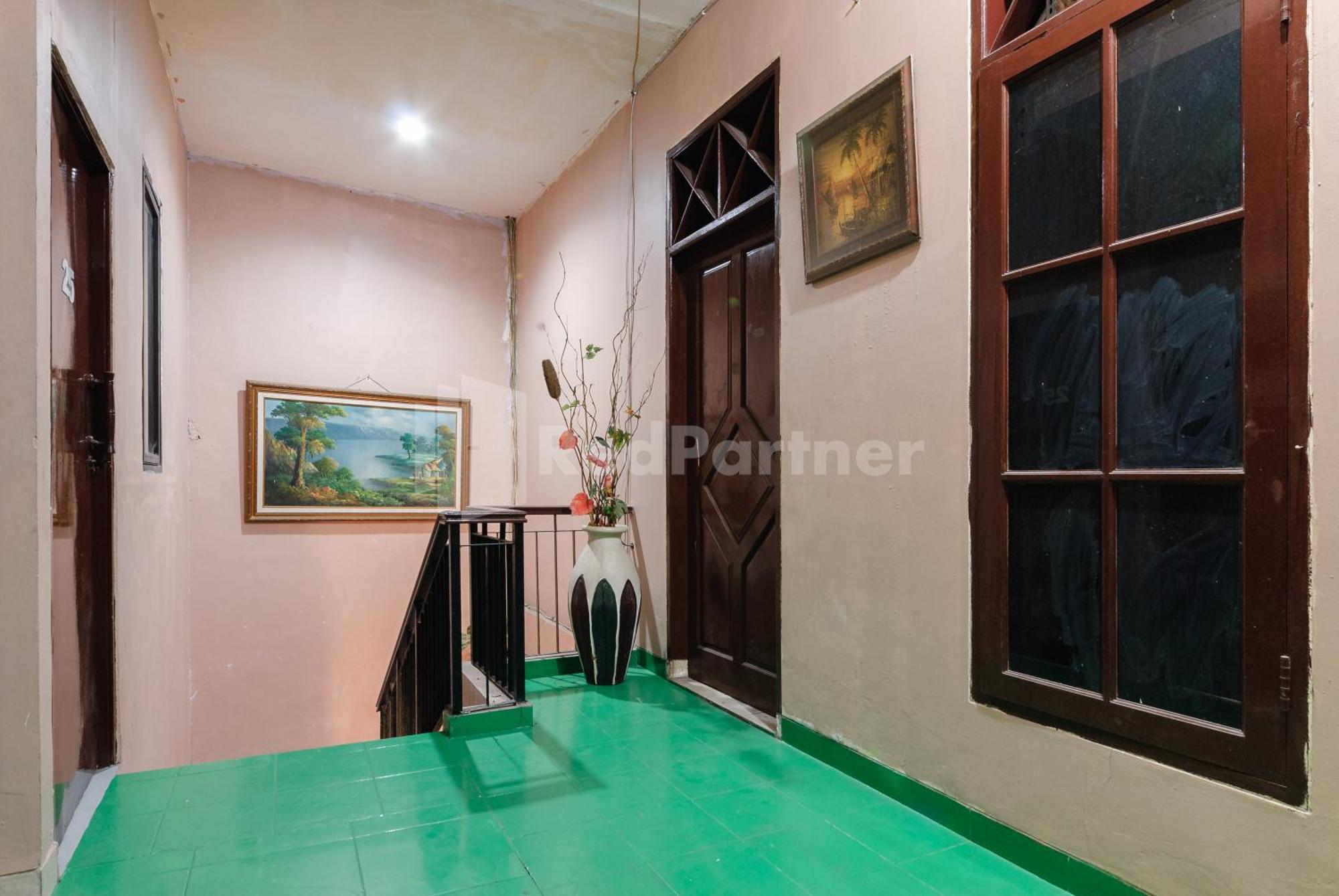 Sr Residence Near Mall Ciputra Cibubur Mitra Reddoorz Бекаси Экстерьер фото